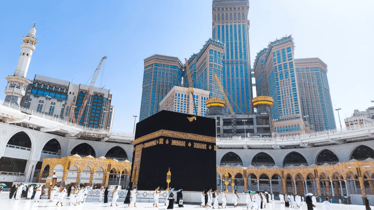 Arrive in Makkah & Perform Umrah - Spiritual Journey
